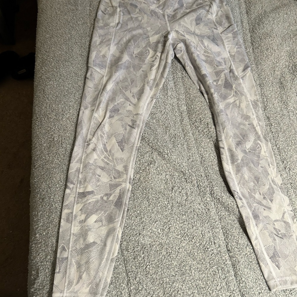 Lululemon Size 10 Euc Patterned Gray Leggings - image 1